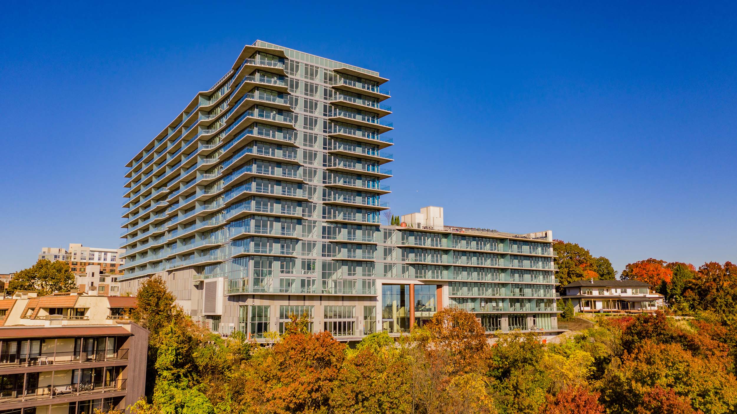 American High-end Water View Apartment